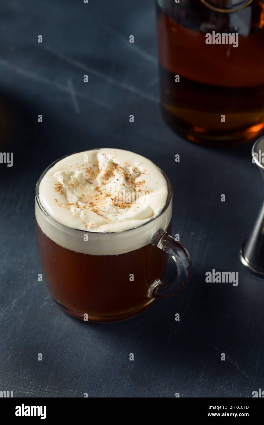 Caffè irlandese caldo e boozy con whiskey e panna montata Foto Stock