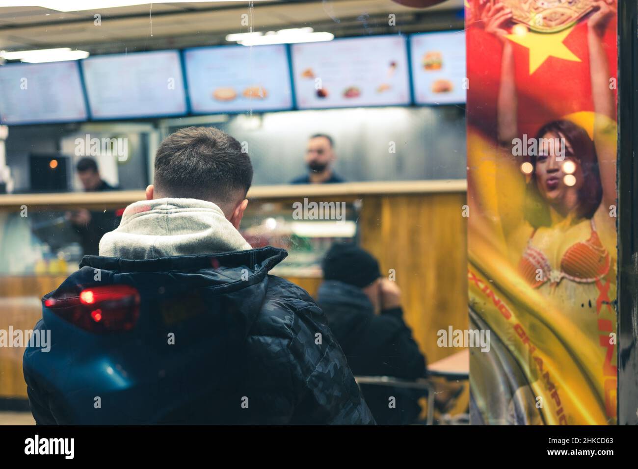 Persone in attesa di cibo a un takeaway come parte di una serata fuori a Newcastle upon Tyne, Regno Unito. Foto Stock