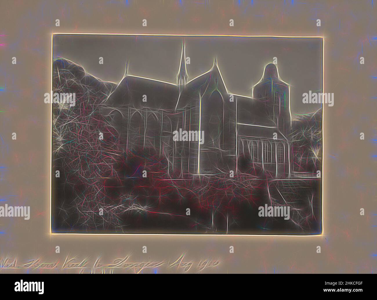 Ispirata alla vista della Chiesa riformata di Dongen, Dongen, 1910, stampa in argento gelatina, altezza 160 mm x larghezza 218 mm, reinventata da Artotop. L'arte classica reinventata con un tocco moderno. Design di calda e allegra luminosità e di raggi di luce. La fotografia si ispira al surrealismo e al futurismo, abbracciando l'energia dinamica della tecnologia moderna, del movimento, della velocità e rivoluzionando la cultura Foto Stock
