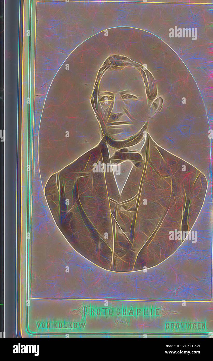 Ispirato dal Ritratto dell'insegnante L. Bouwman Noorddijk, la carta-de-visite fa parte di un gruppo di ritratti offerti a A.J. Nijland, collezionista di stampe storiche, von Kolkow, Groningen, 1873, carta, Stampa albume, altezza 104 mm x larghezza 67 mm, reinventata da Artotop. L'arte classica reinventata con un tocco moderno. Design di calda e allegra luminosità e di raggi di luce. La fotografia si ispira al surrealismo e al futurismo, abbracciando l'energia dinamica della tecnologia moderna, del movimento, della velocità e rivoluzionando la cultura Foto Stock