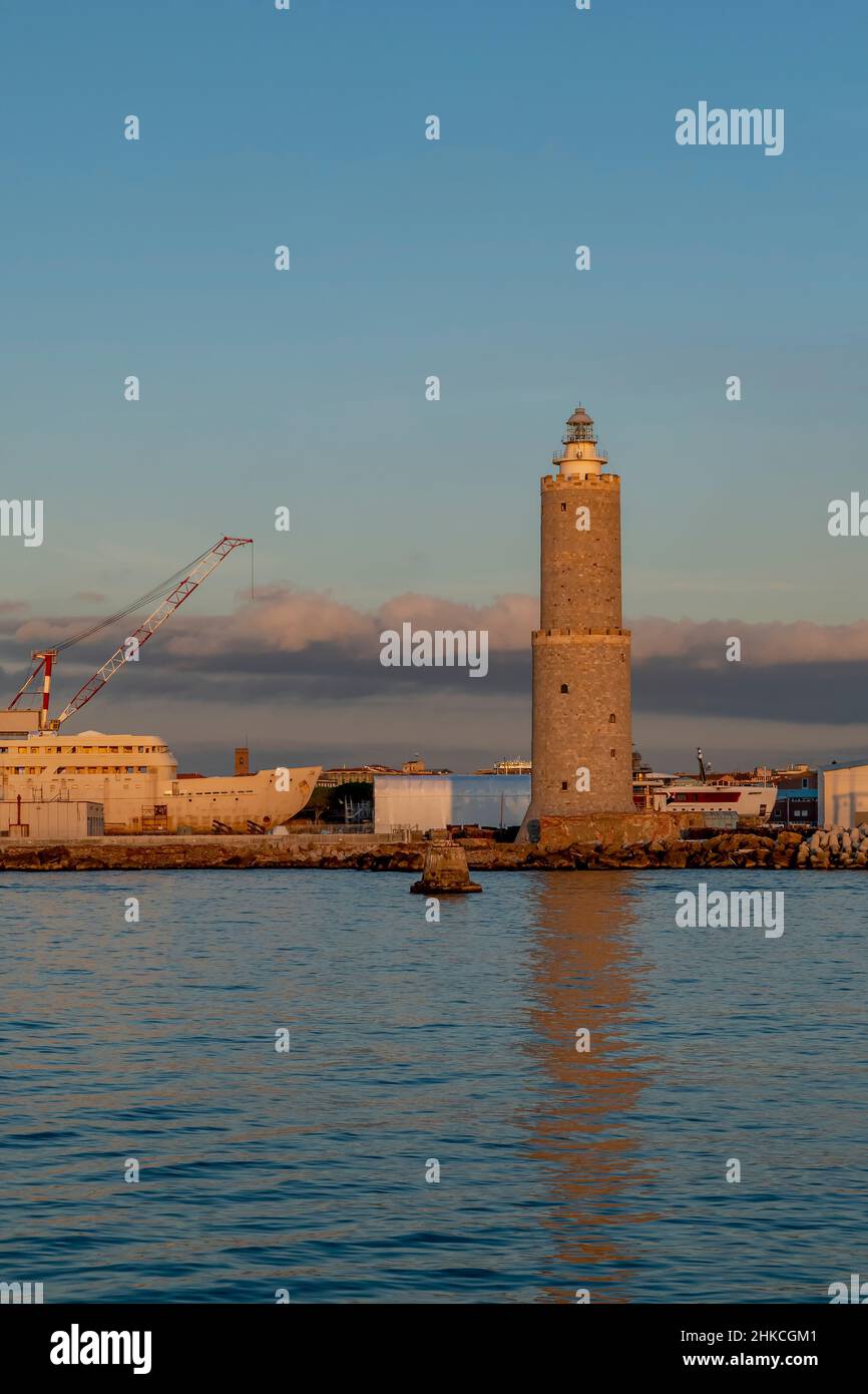 L'antico faro del porto di Livorno, al tramonto Foto Stock