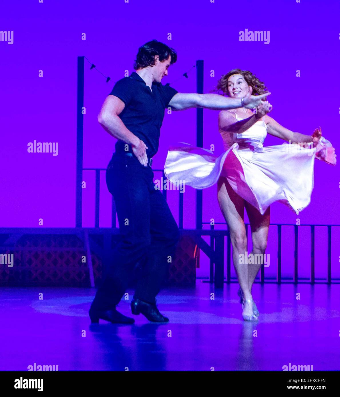 Londra, Regno Unito. 3rd Feb 2022. Photocall Dirty Dancing - la storia classica sul palco al Dominion Theatre di Londra, nella foto 'Baby' Kira Malou e 'Johnny' Michael o'Reilly Credit: Ian Davidson/Alamy Live News Foto Stock