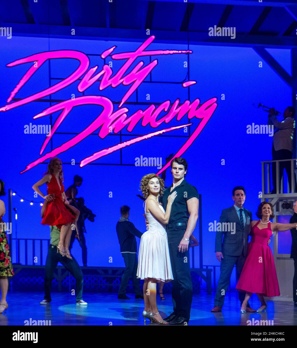 Londra, Regno Unito. 3rd Feb 2022. Photocall Dirty Dancing - la storia classica sul palco al Dominion Theatre di Londra, nella foto 'Baby' Kira Malou e 'Johnny' Michael o'Reilly Credit: Ian Davidson/Alamy Live News Foto Stock