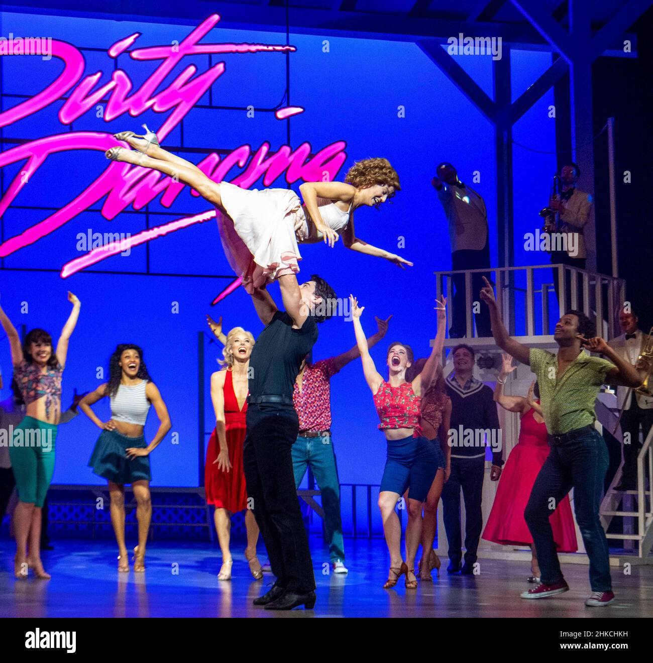 Londra, Regno Unito. 3rd Feb 2022. Photocall Dirty Dancing - la storia classica sul palco al Dominion Theatre di Londra ha raffigurato 'Baby' Kira Malou e 'Johnny' Michael o'Reilly Credit: Ian Davidson/Alamy Live News Foto Stock