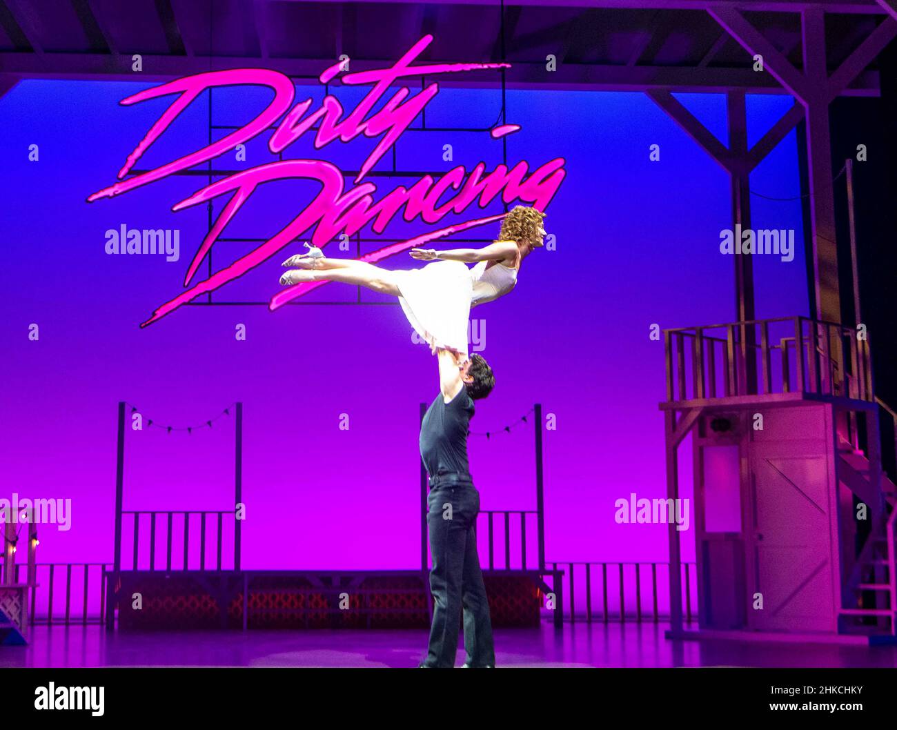 Londra, Regno Unito. 3rd Feb 2022. Photocall Dirty Dancing - la storia classica sul palco al Dominion Theatre di Londra, nella foto 'Baby' Kira Malou e 'Johnny' Michael o'Reilly Credit: Ian Davidson/Alamy Live News Foto Stock