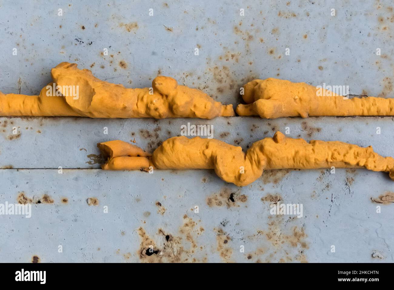 Schiuma da costruzione, schiuma poliuretanica per installazioni, isolamento e riparazione di oggetti e montaggio. Foto Stock