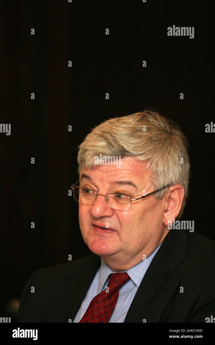 ISTANBUL, TURCHIA - 11 APRILE: Famoso politico tedesco Joschka Fischer ritratto il 11 aprile 2008 a Istanbul, Turchia. Dal 1998 al 2005 è stato Ministro degli Esteri e Vice Cancelliere della Germania. Foto Stock