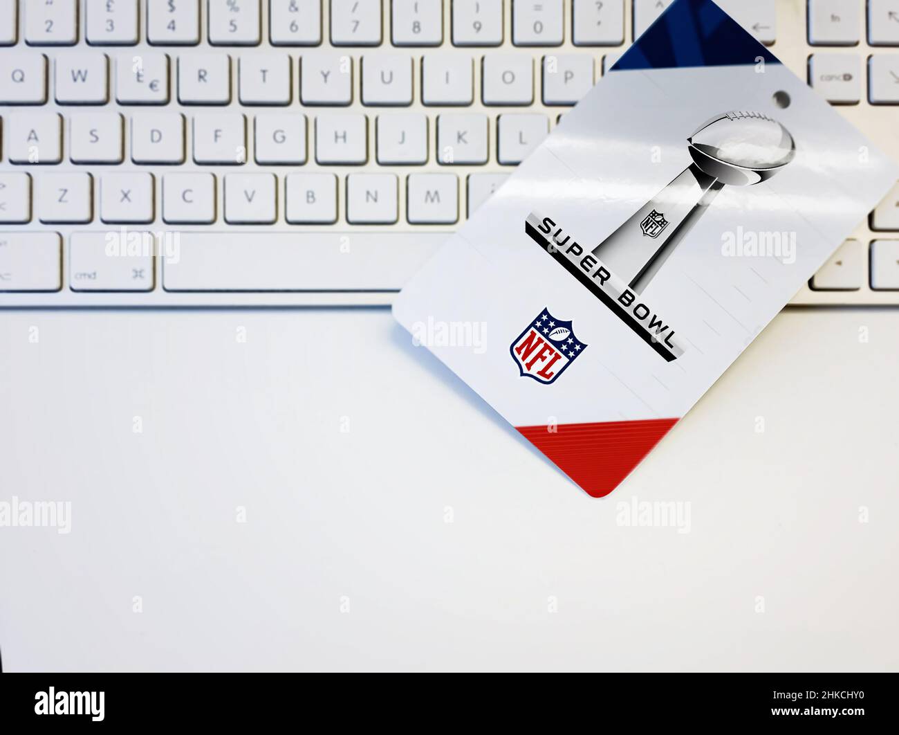 Inglewood, CA, USA, gennaio 2022: Badge bianco con il logo NFL Super Bowl 2022 su una tastiera del computer. Evento sportivo americano. Il Super Bowl è un Foto Stock