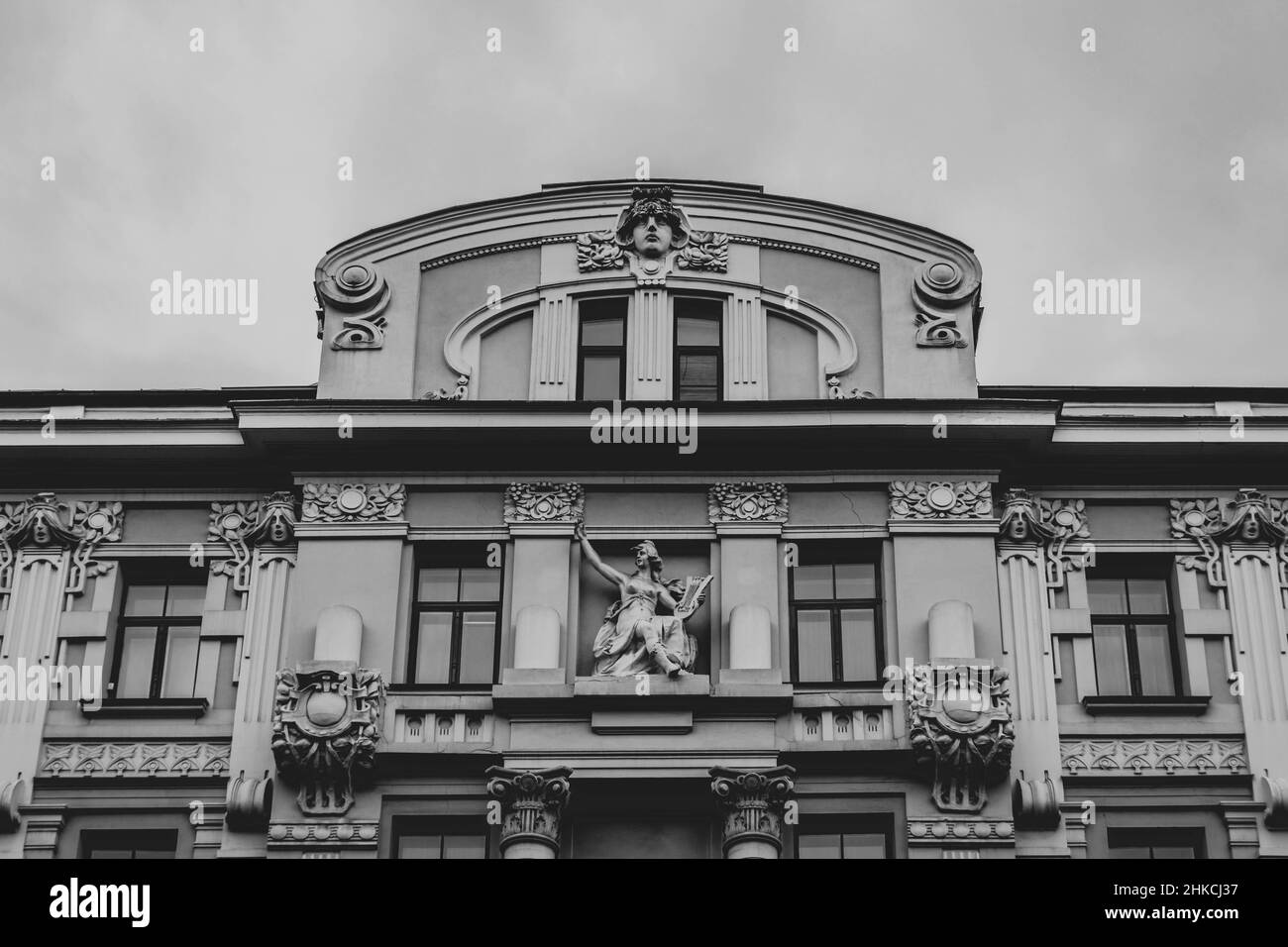 Foto in bianco e nero di un frammento dell'edificio Art Nouveau di riga. Foto Stock