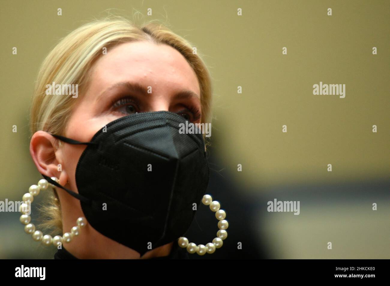 Washington, DC. 3rd Feb 2022. Tiffani Johnston, ex Coordinatore Marketing ed Eventi, Marketing Manager e Cheerleader per la squadra di calcio NFLs Washington, testimonia davanti alla Commissione di supervisione della Casa durante una tavola rotonda “esaminare il Washington Football Teams Toxic Workplace Culture a Capitol Hill a Washington, DC, il 3 febbraio 2022. Credit: Jim Watson/Pool via CNP/dpa/Alamy Live News Foto Stock