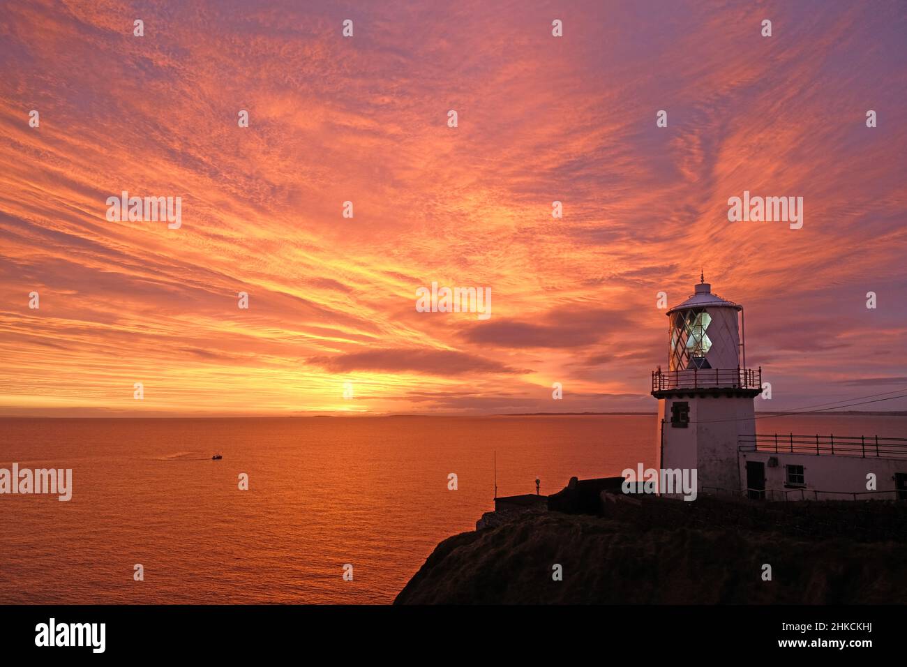 Alba di dicembre, faro di Blackhead, Irlanda del Nord. Foto Stock