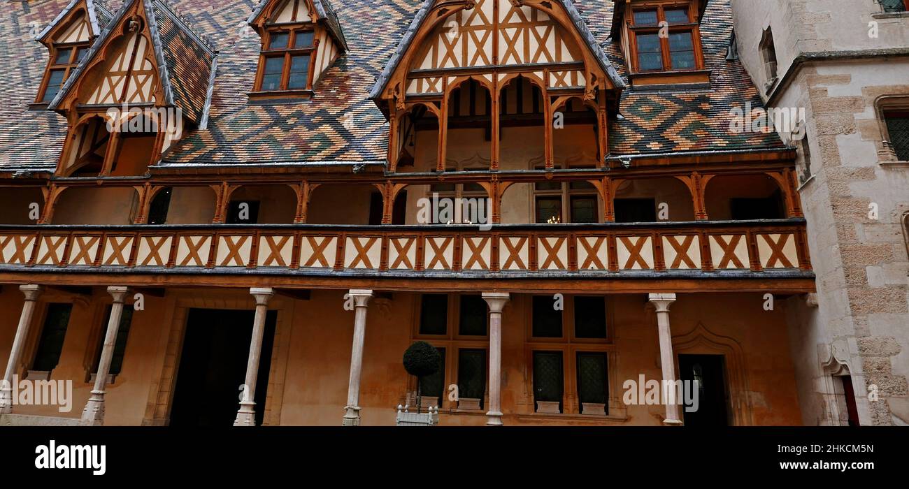 Il cortile, Hotel-Dieu des Hospices Civils de Beaune, Cote-d'Or, Bourgogne-France-Comte, Borgogna, Francia, Europa Foto Stock