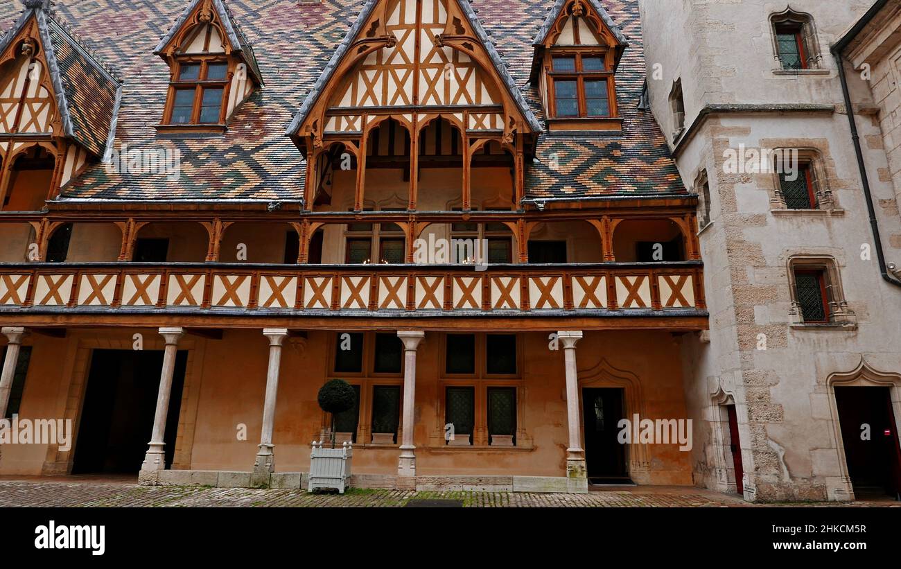 Il cortile, Hotel-Dieu des Hospices Civils de Beaune, Cote-d'Or, Bourgogne-France-Comte, Borgogna, Francia, Europa Foto Stock