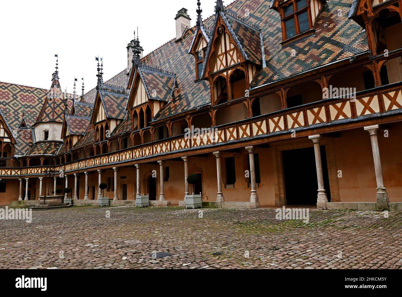 Il cortile, Hotel-Dieu des Hospices Civils de Beaune, Cote-d'Or, Bourgogne-France-Comte, Borgogna, Francia, Europa Foto Stock