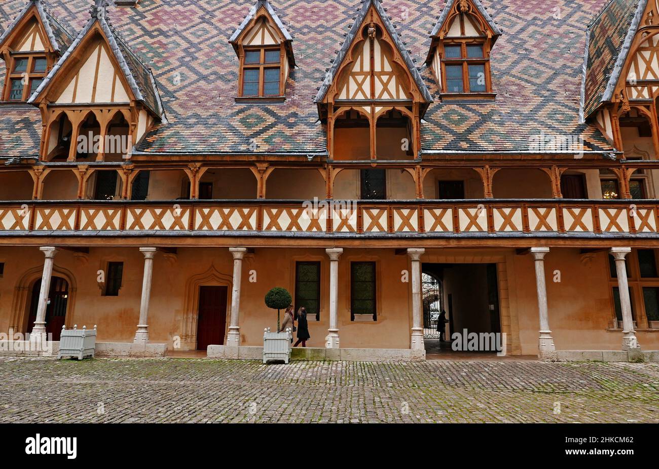 Il cortile, Hotel-Dieu des Hospices Civils de Beaune, Cote-d'Or, Bourgogne-France-Comte, Borgogna, Francia, Europa Foto Stock
