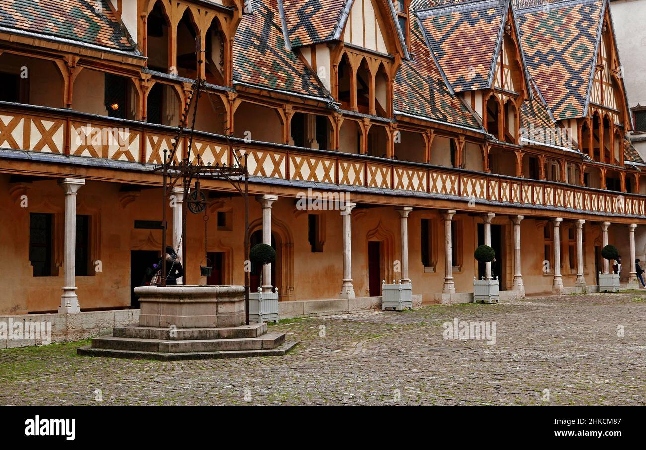 Il cortile, Hotel-Dieu des Hospices Civils de Beaune, Cote-d'Or, Bourgogne-France-Comte, Borgogna, Francia, Europa Foto Stock