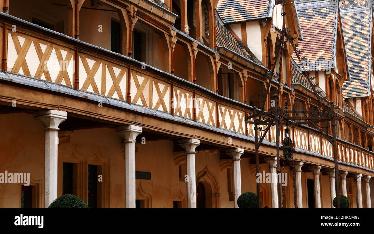 Il cortile, Hotel-Dieu des Hospices Civils de Beaune, Cote-d'Or, Bourgogne-France-Comte, Borgogna, Francia, Europa Foto Stock