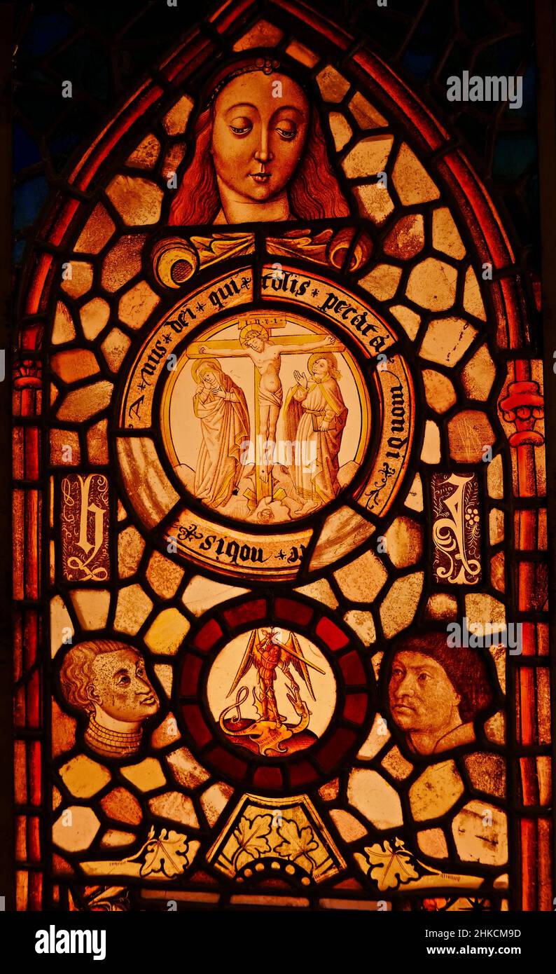 Hotel-Dieu des Hospices Civils de Beaune, Crucifixion e Saint-Michael che uccide il drago, Cote-d'Or, Bourgogne-France-Comte, Borgogna, Francia, Euro Foto Stock