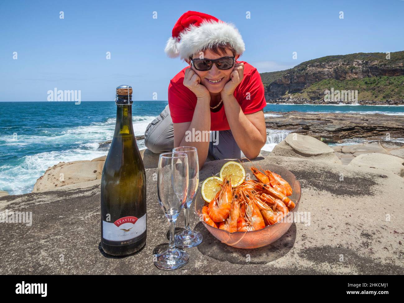 Pranzo di natale con gamberi e vino frizzante a Little Beach, Bouddi National Park, Central Coast, New South Wales, Australia Foto Stock