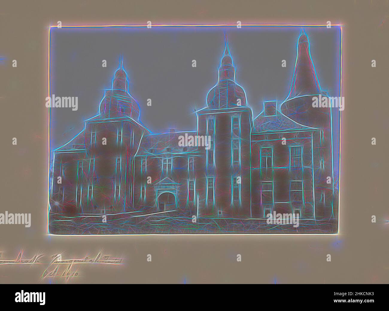 Ispirato dalla Frontage del Castello Hoensbroek, Hoensbroek, 1910, altezza 160 mm x larghezza 223 mm, reinventato da Artotop. L'arte classica reinventata con un tocco moderno. Design di calda e allegra luminosità e di raggi di luce. La fotografia si ispira al surrealismo e al futurismo, abbracciando l'energia dinamica della tecnologia moderna, del movimento, della velocità e rivoluzionando la cultura Foto Stock