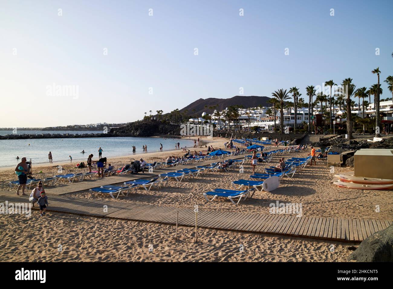 playa dorada lettini sulla spiaggia Vacanze al sole d'inverno playa blanca Lanzarote Isole Canarie Spagna Foto Stock