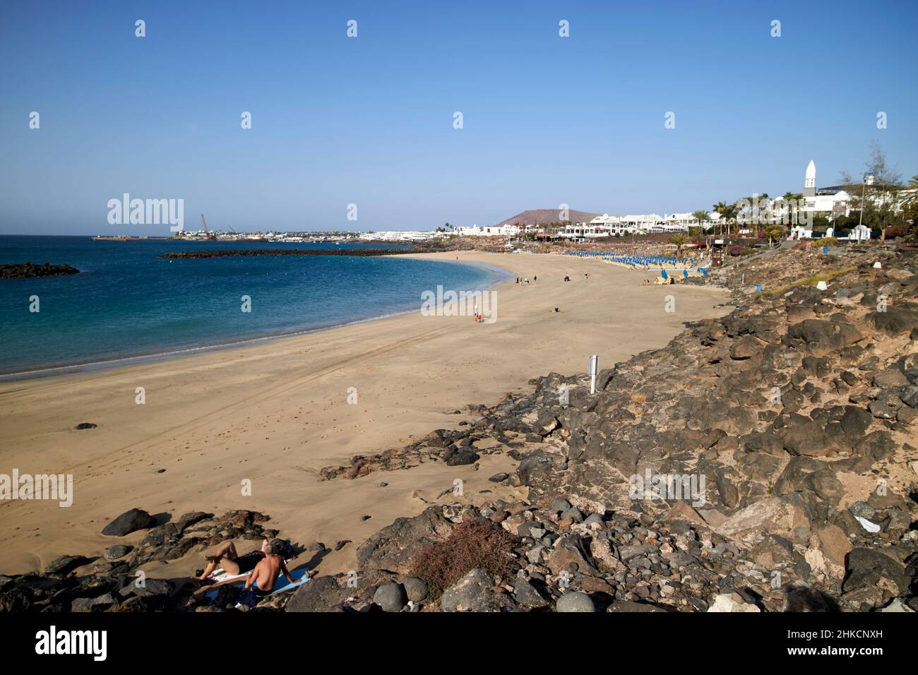 playa dorada spiaggia mattina presto inverno con sabbia bianca importata playa blanca Lanzarote Isole Canarie Spagna Foto Stock
