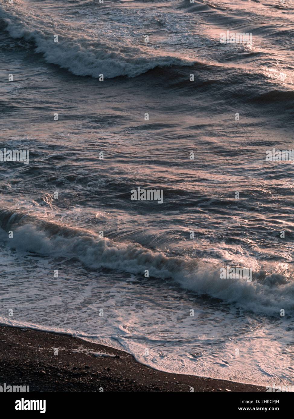 Onde che si infrangono su una spiaggia, Galles. Foto Stock