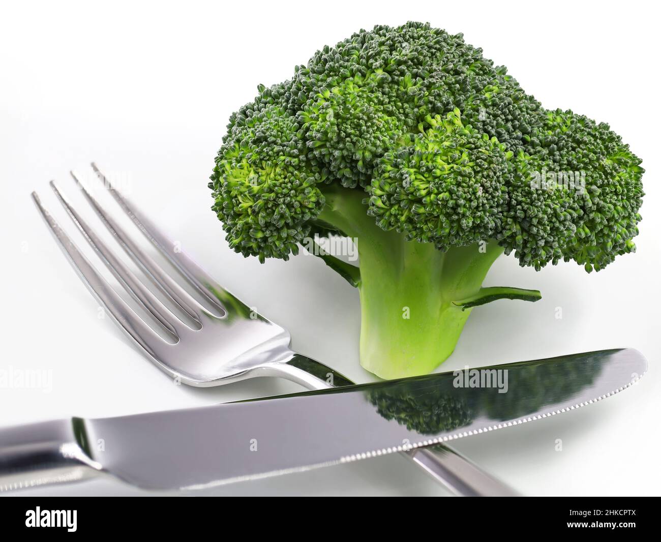 forchetta e coltello con broccoli su sfondo bianco, immagine del concetto di dieta, primo piano Foto Stock
