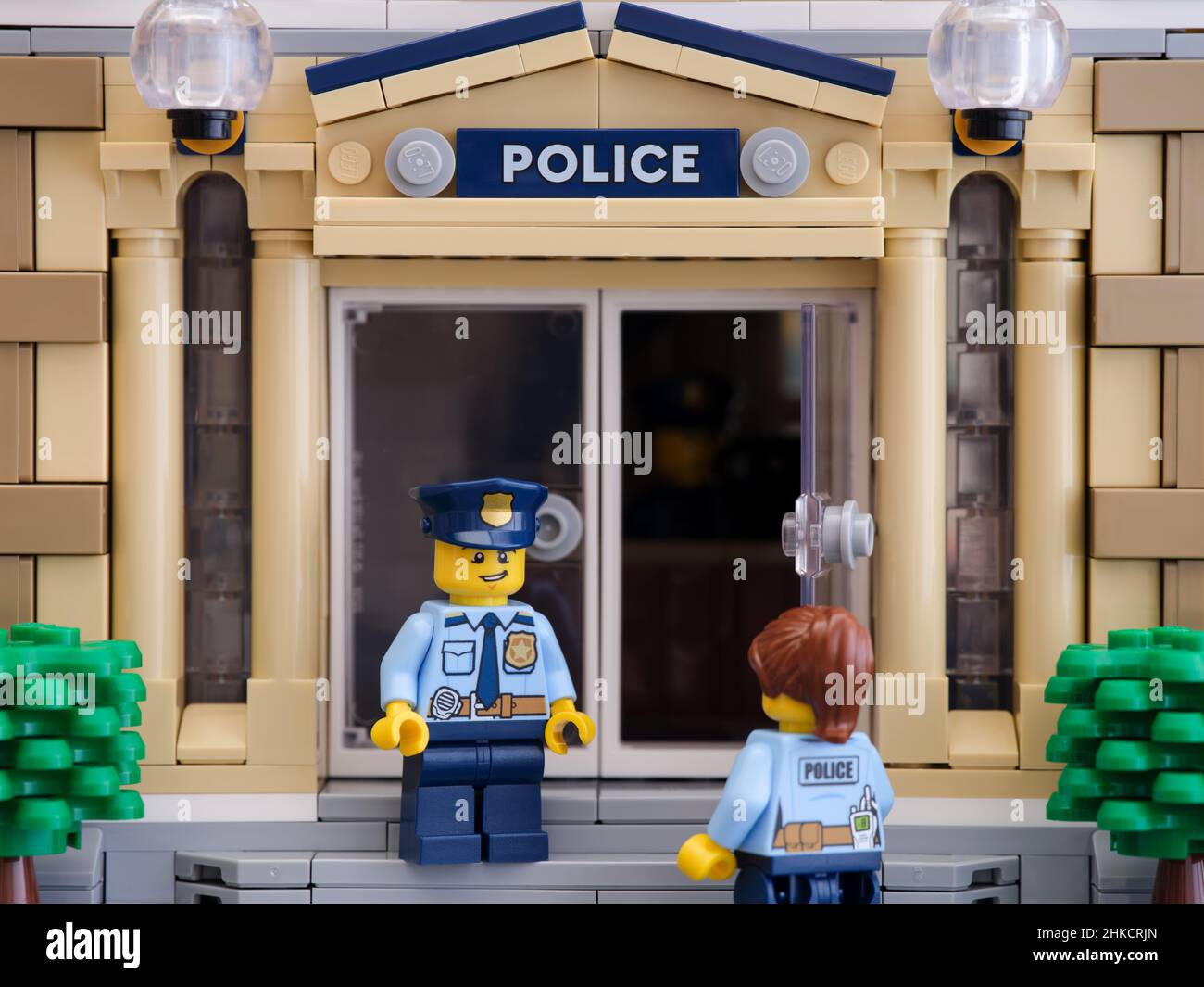Tambov, Federazione Russa - 01 febbraio 2022 un poliziotto Lego e Un poliziotto Lego minifigure che hanno un dialogo di fronte alla loro polizia sta Foto Stock