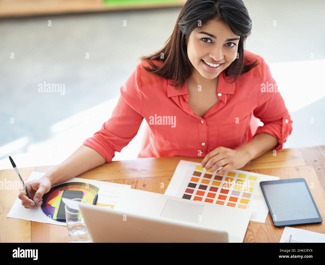 Ha un tocco di design. Ritratto ritagliato di una designer femminile che lavora a un progetto creativo alla sua scrivania. Foto Stock