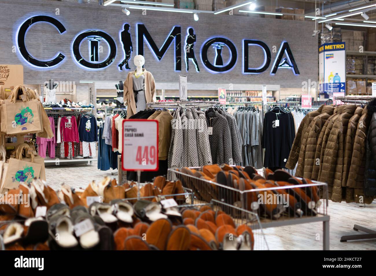 Chisinau, Moldavia - 23 gennaio 2022 angolo dei vestiti Co Moda. Reparto abbigliamento nel ipermercato Metro Cash Carry. Foto Stock