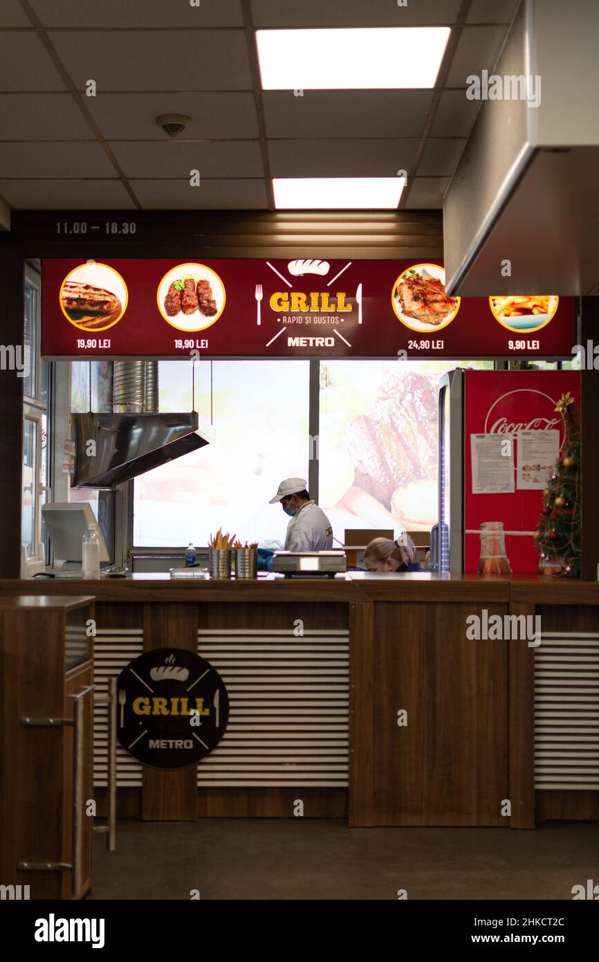 Chisinau, Moldavia - 23 gennaio 2022: Grill Metro - Ristorante fast food in ipermercato Metro Cash Carry. Fast food. Foto Stock