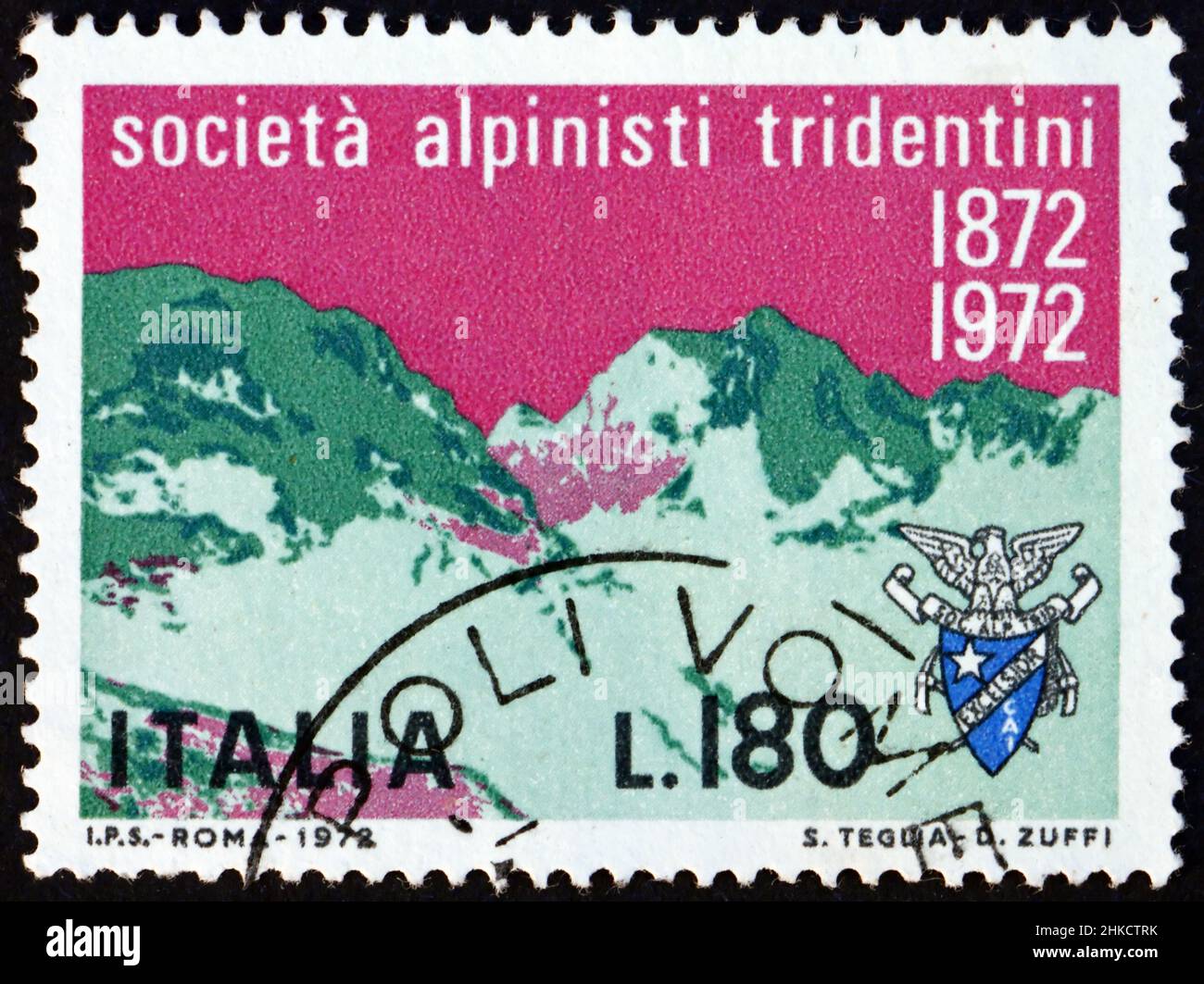 ITALIA - CIRCA 1972: Un francobollo stampato in Italia mostra il tramonto sul Monte Crozzon, Centenario della Società Alpinista Tridentina, circa 1972 Foto Stock