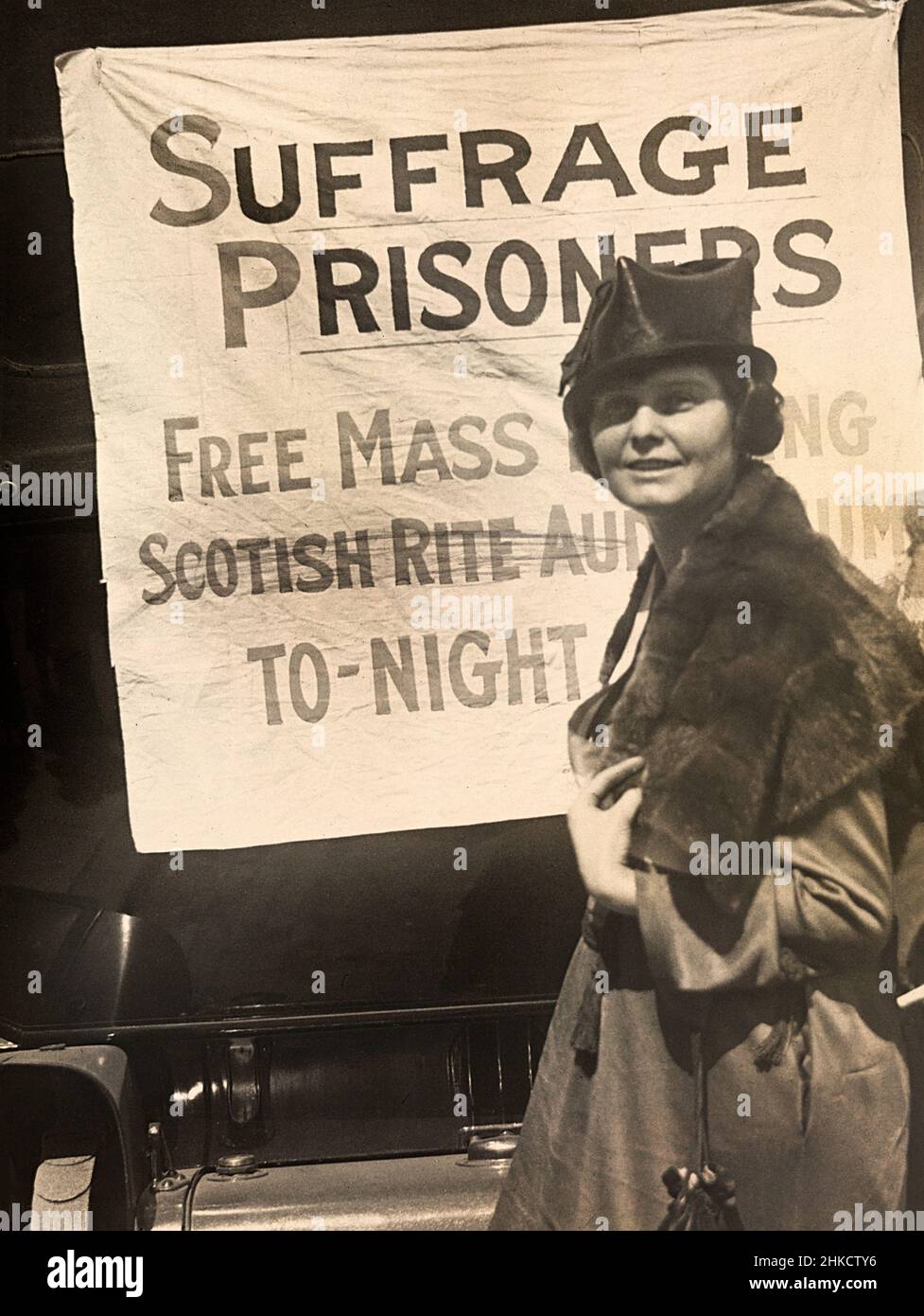 Lucy Branham, Suffragista americano, in piedi davanti alla bandiera, 'prigionieri di rabbia', partito nazionale della donna, marzo 1919 Foto Stock