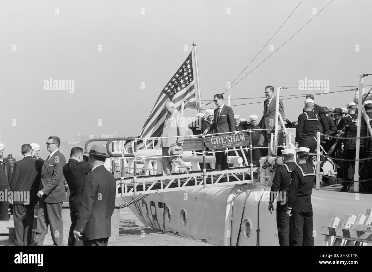 Il leader sovietico Nikita Khrushchev ed altri che lasciano la nave di pattuglia della Guardia Costiera degli Stati Uniti Gresham, dopo il giro della baia di San Francisco durante la visita agli Stati Uniti, San Francisco, California, Stati Uniti, Thomas J. o'Halloran, U.S. News & World Report Magazine Photograph Collection, 23 settembre 1959 Foto Stock