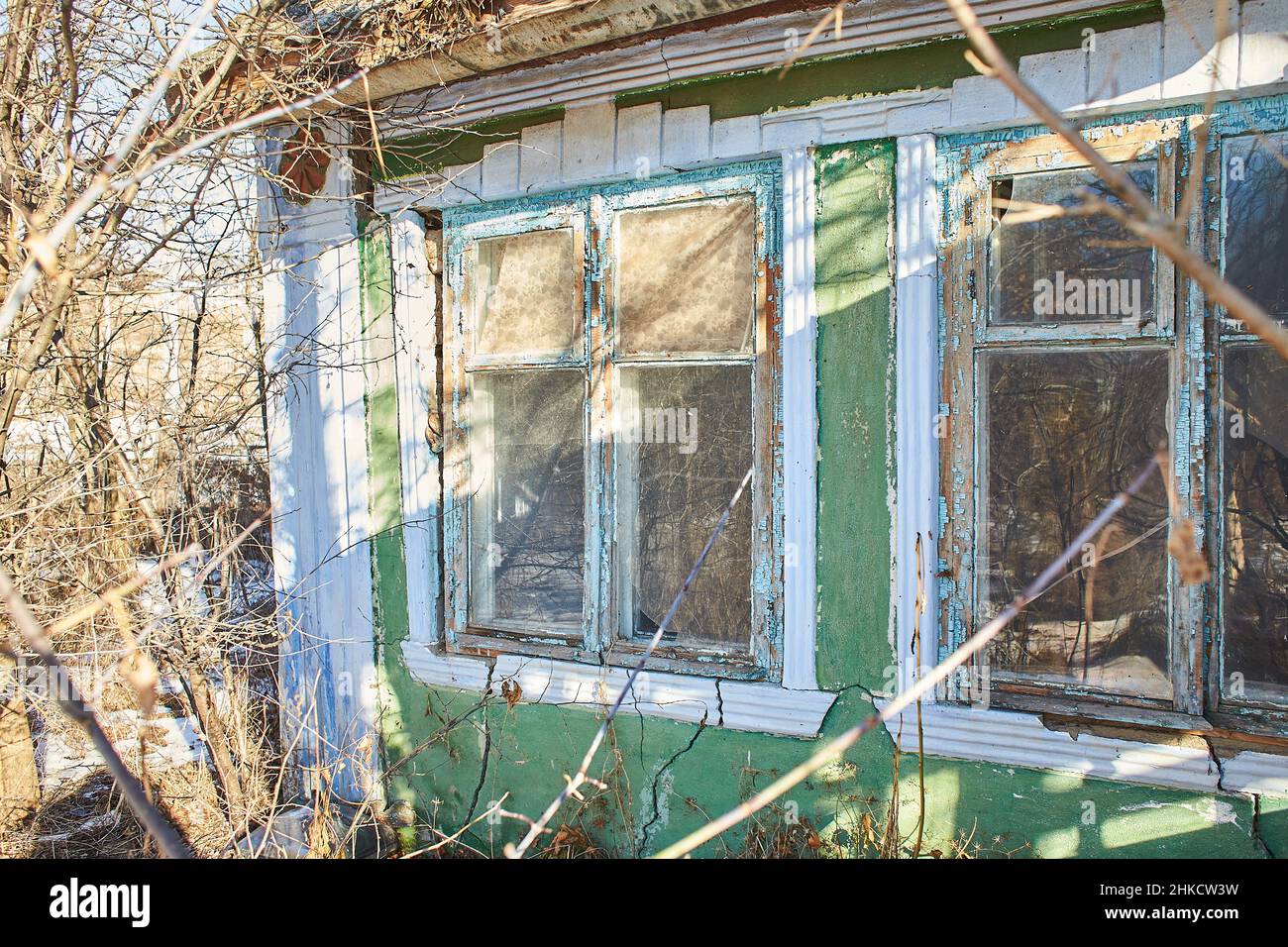 Vecchia finestra con tela di ciottoli in vecchio cortile abbandonato. Vista dall'interno Foto Stock