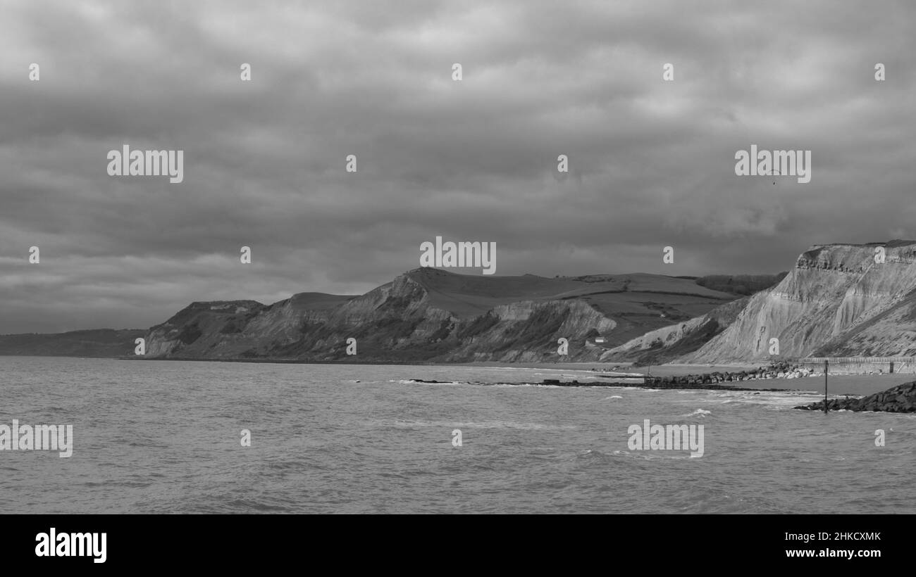 Spiaggia di ciottoli della baia ovest sul lato ovest della baia in Bridport, Dorset. Usato come ritorno per la serie Broadchurch. Foto Stock