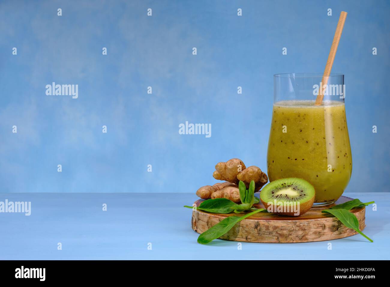 Bicchiere di spinaci verdi, arancia, zenzero e kiwi sani frullati. Foto Stock