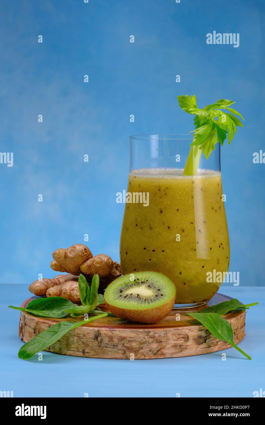 Bicchiere di spinaci verdi, arancia, zenzero e kiwi sani frullati. Foto Stock