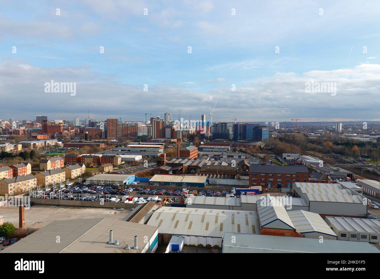 Un'area industriale di Armley a Leeds, West Yorkshire e appartamenti in costruzione all'orizzonte Foto Stock