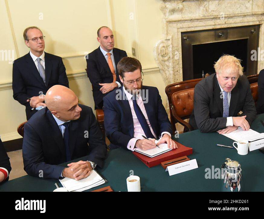 Foto del fascicolo del 17/09/21 di Martin Reynolds, segretario privato principale del primo ministro, e Dan Rosenfield, capo dello staff del primo ministro, e (fronte, da sinistra a destra) Segretario della Sanità Sajid Javid, segretario del gabinetto Simon Case, E il primo ministro Boris Johnson, che ha partecipato ad una riunione del Gabinetto nel 10 Downing Street, Londra. DaN Rosenfield e Martin Reynolds si sono dimessi, secondo le relazioni. Data di emissione: Giovedì 3 febbraio 2022. Foto Stock
