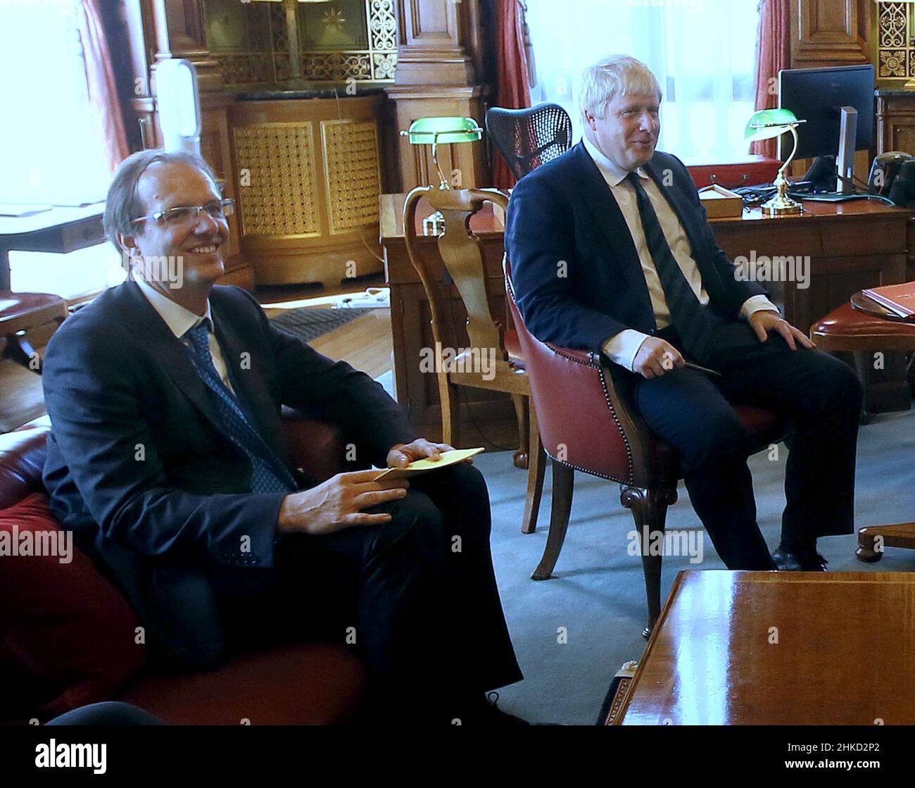 Foto del fascicolo del 19/07/16 del primo ministro Boris Johnson con il suo principale segretario privato, Martin Reynolds (a sinistra). Martin Reynolds e Dan Rosenfield, capo dello staff del primo Ministro, hanno dimesso, secondo le relazioni. Data di emissione: Giovedì 3 febbraio 2022. Foto Stock