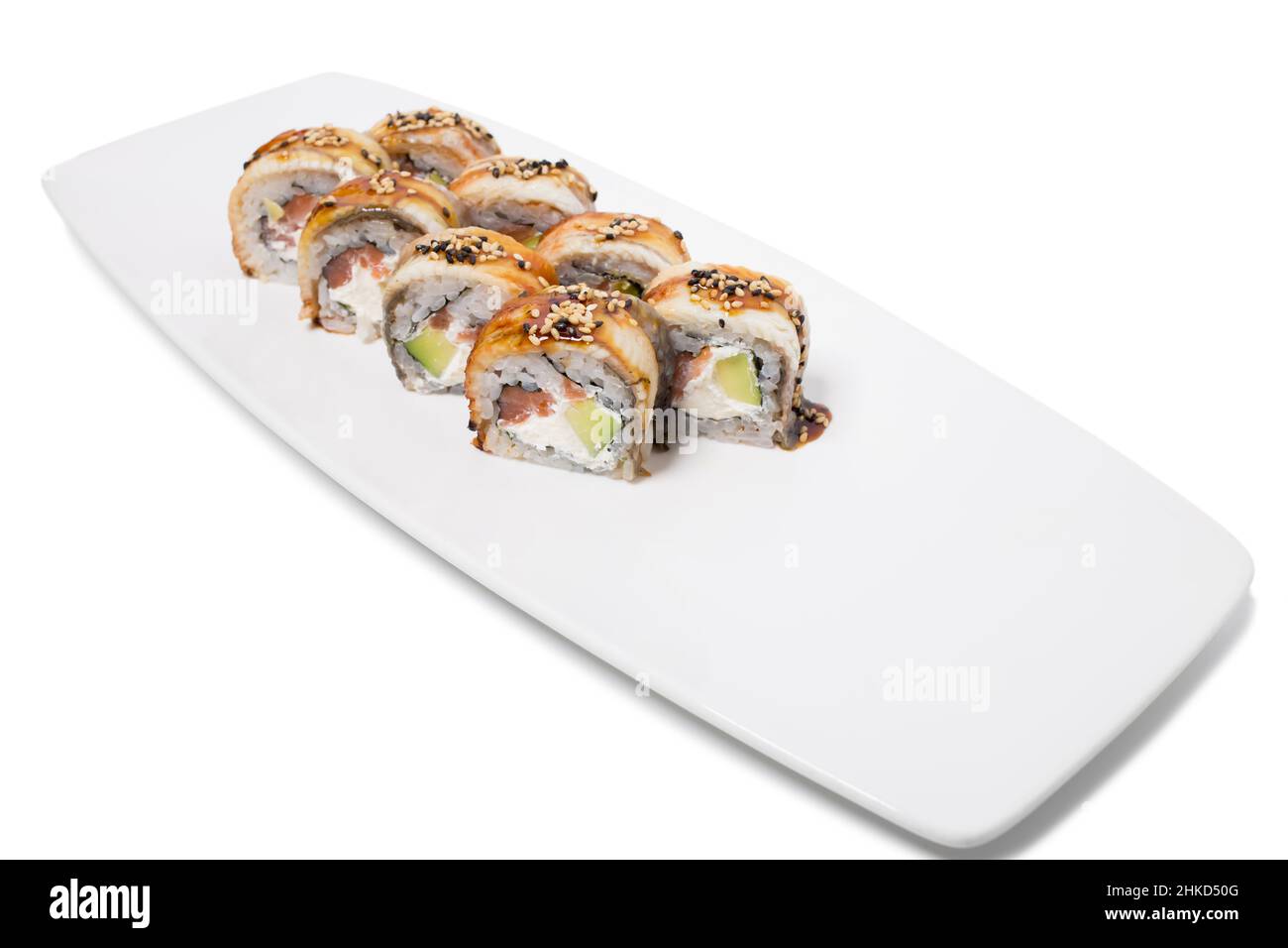 Sushi roll tradizionale canadese. Isolato su sfondo bianco. Foto Stock