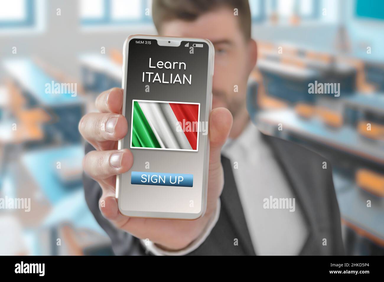 Concetto online imparare la lingua italiana con una persona che mostra l'applicazione e-learning sul cellulare con la bandiera d'Italia Foto Stock