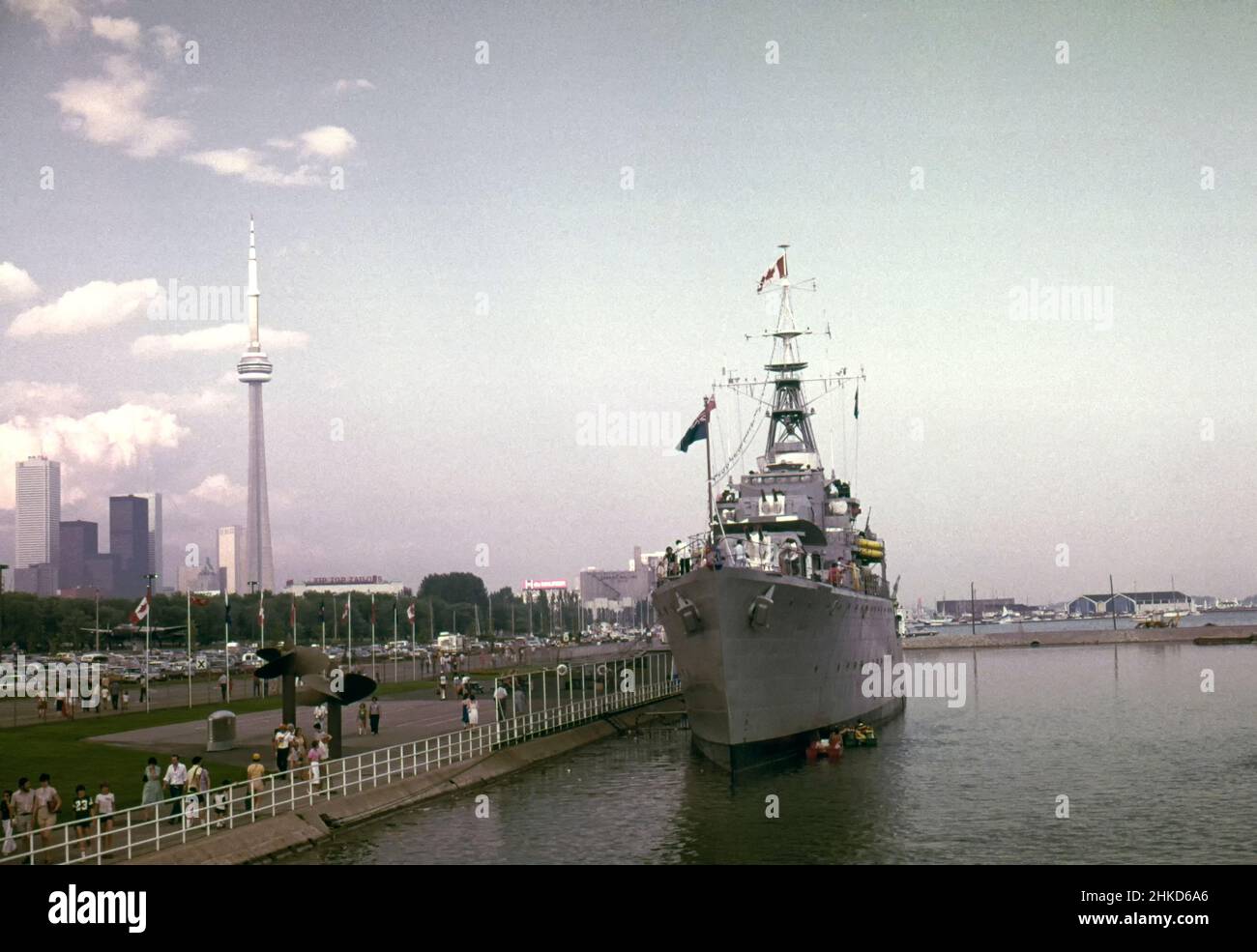HMCS Haida ex cacciatorpediniere Royal Canadian Navy ancorato a Toronto Ontario Place 1980 settembre. Toronto, Ontario, Canada Foto Stock