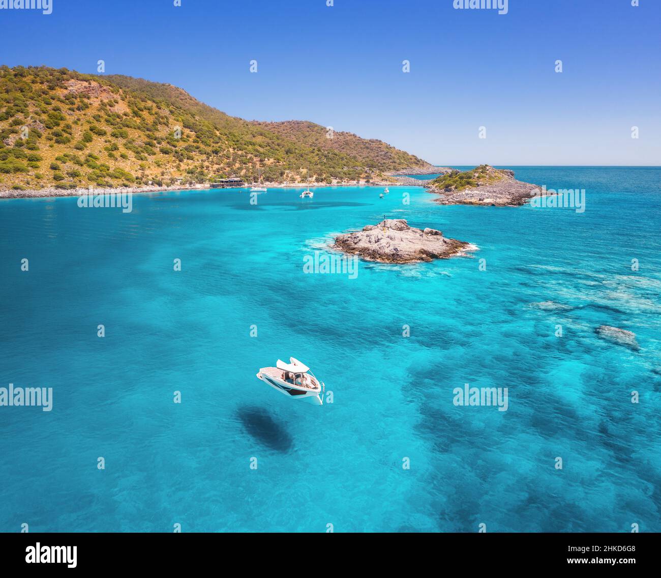 Vista aerea dello splendido yacht sul mare in estate Foto Stock