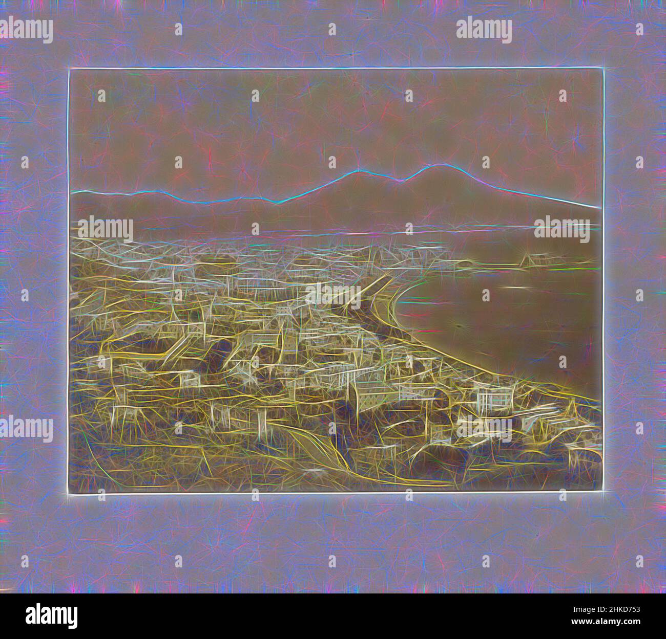 Ispirato dalla vista di Napoli con il Vesuvio sullo sfondo, Naepel, Giorgio Sommer, Napoli, 1857 - 1914, Carta, stampa albume, altezza 172 mm x larghezza 217 mm altezza 258 mm x larghezza 289 mm, reinventata da Artotop. L'arte classica reinventata con un tocco moderno. Design di calda e allegra luminosità e di raggi di luce. La fotografia si ispira al surrealismo e al futurismo, abbracciando l'energia dinamica della tecnologia moderna, del movimento, della velocità e rivoluzionando la cultura Foto Stock