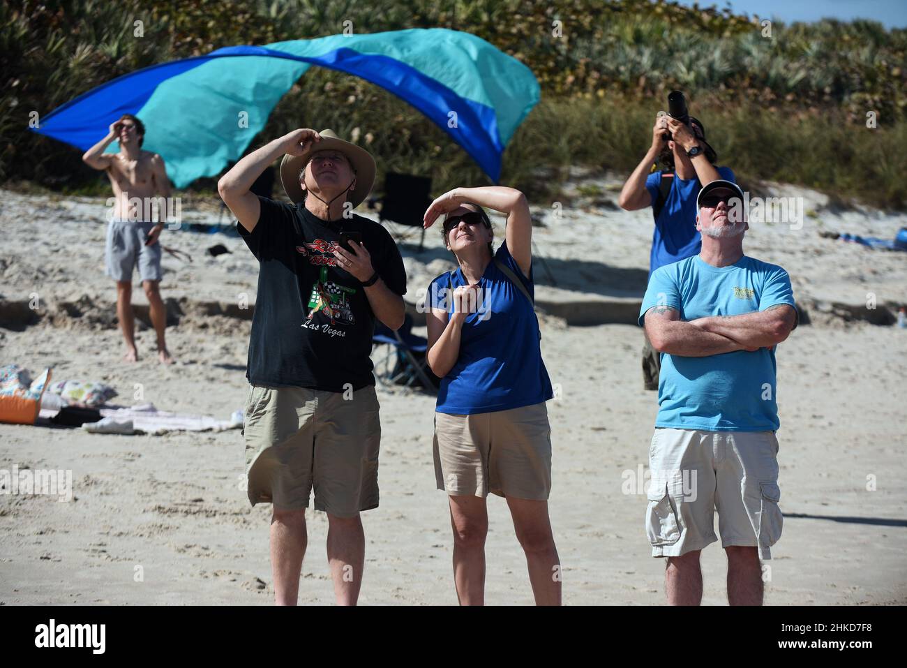 Cape Canaveral, Stati Uniti. 03rd Feb 2022. La gente guarda dal Canaveral National Seashore mentre un razzo SpaceX Falcon 9 viene lanciato dal pad 39A al Kennedy Space Center di Cape Canaveral, Florida. Il razzo trasporta 49 satelliti Internet Starlink per una rete a banda larga. (Foto di Paul Hennessy/SOPA Images/Sipa USA) Credit: Sipa USA/Alamy Live News Foto Stock