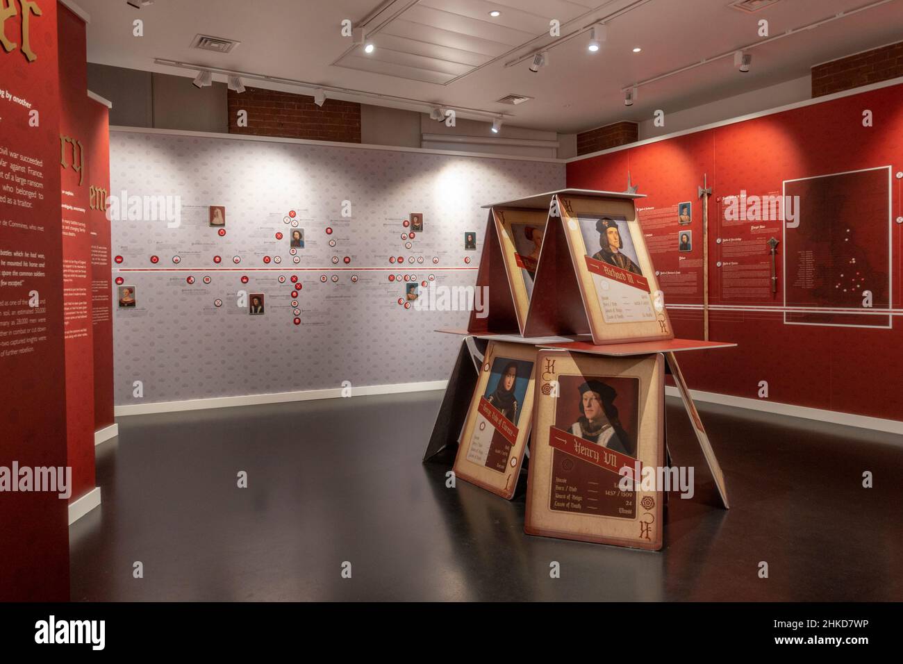 Vista generale delle esposizioni che spiegano la storia dell'Inghilterra durante la vita del re Richards, centro di visita del re Richard III, Leicester, Inghilterra. Foto Stock