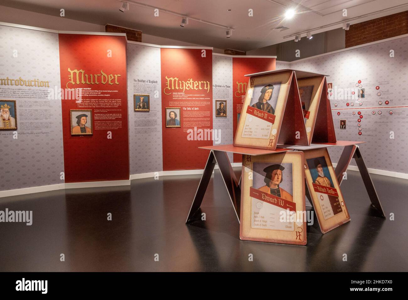 Vista generale delle esposizioni che spiegano la storia dell'Inghilterra durante la vita del re Richards, centro di visita del re Richard III, Leicester, Inghilterra. Foto Stock
